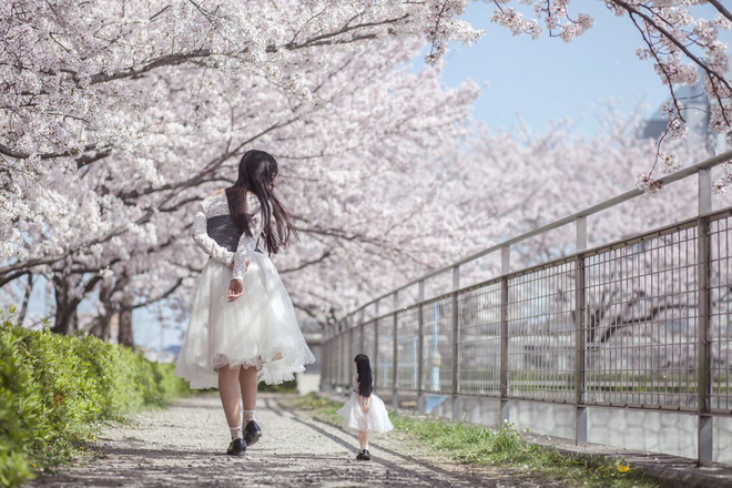 Cô gái Nhật Bản tạo dáng đôi với búp bê trong bộ ảnh vừa đẹp vừa kỳ quặc đến rùng mình